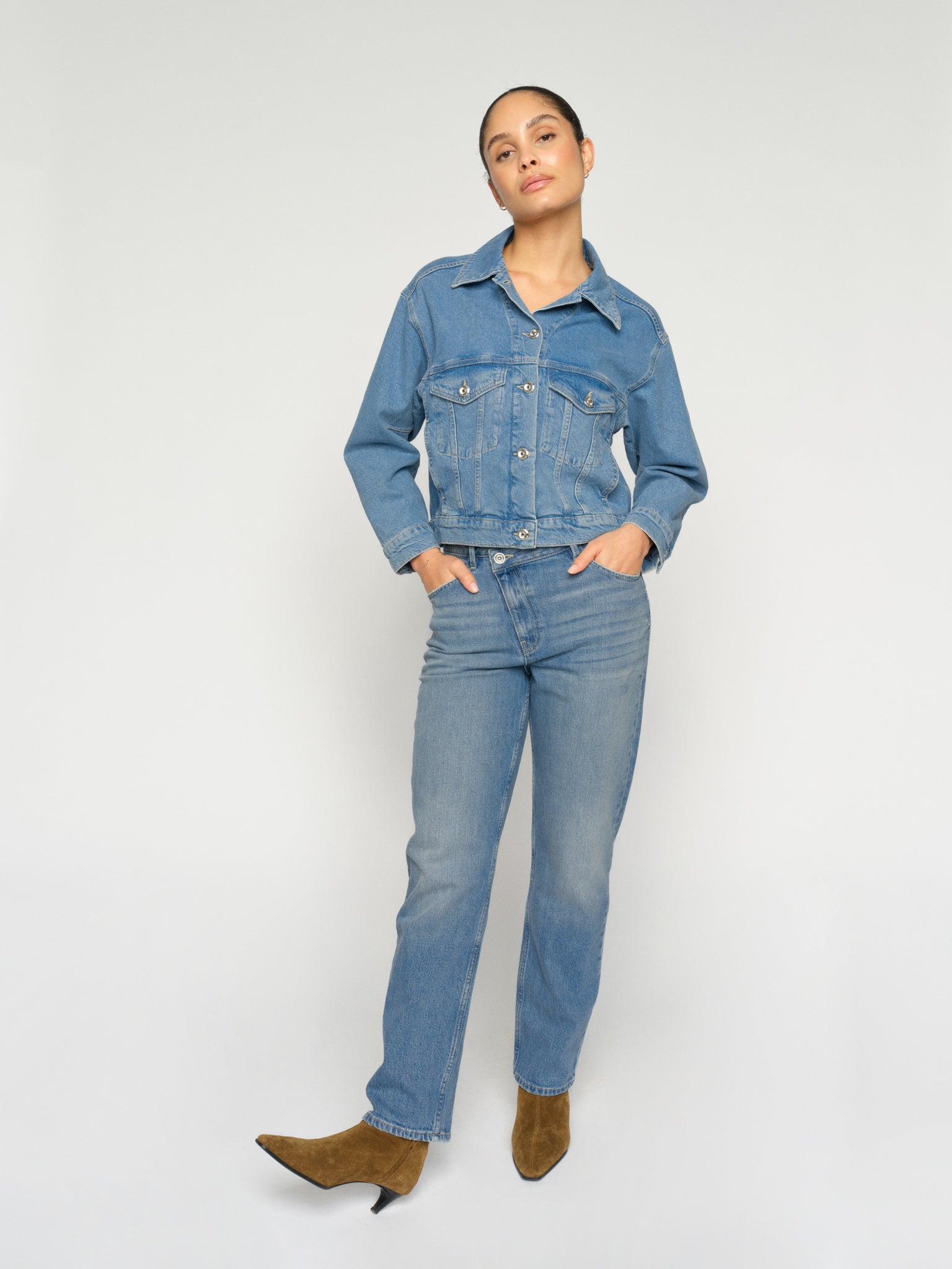 Modelshot / Mid Blue / Detail